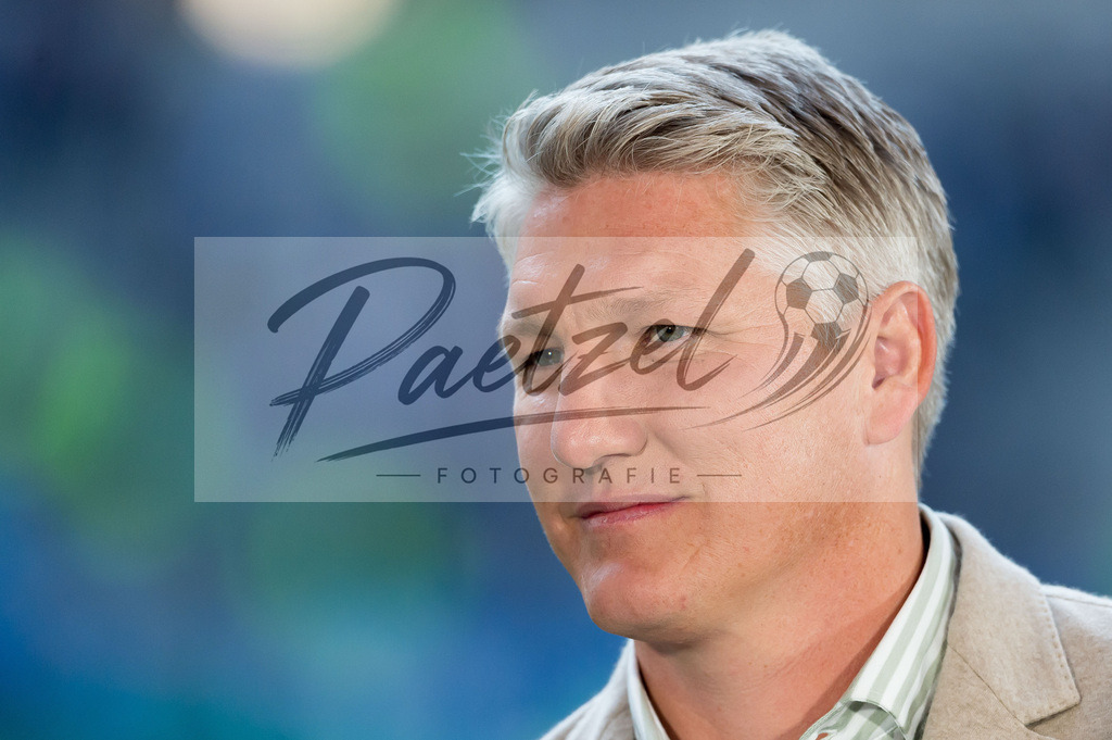 HSVSCF20220419_242 | Fussball, Herren: Bastian Schweinsteiger schaut beim DFB-Pokal-Halbfinalspiel zwischen Hamburger SV und SC Freiburg im Volksparkstadion am 19.04.2022 in Hamburg, Deutschland.DFB / DFL REGULATIONS PROHIBIT ANY USE OF PHOTOGRAPHS AS IMAGE SEQUENCES AND/OR QUASI-VIDEO. - Realisiert mit Pictrs.com