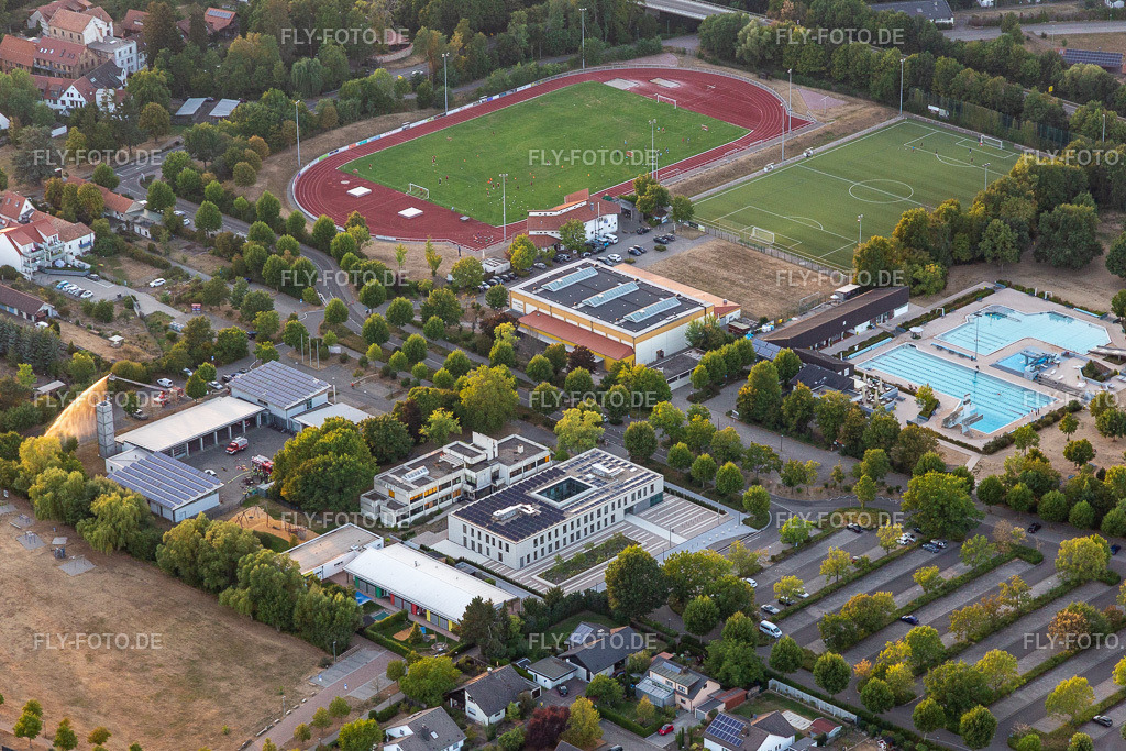 Queichtal-Stadion, Queichtalhalle, Queichtalbad https://www.offenbach-queich.de/freizeit-kultur/einrichtungen/queichtalbad/ | Luftbild: Queichtal-Stadion, Queichtalhalle, Queichtalbad https://www.offenbach-queich.de/freizeit-kultur/einrichtungen/queichtalbad/ in Offenbach an der Queich im Bundesland Rheinland-Pfalz in Deutschland. Foto: IMG_133852.jpg vom 16.08.2022 durch ©2025 Werner Riehm fly-foto.de/copyright - Realisiert mit Pictrs.com