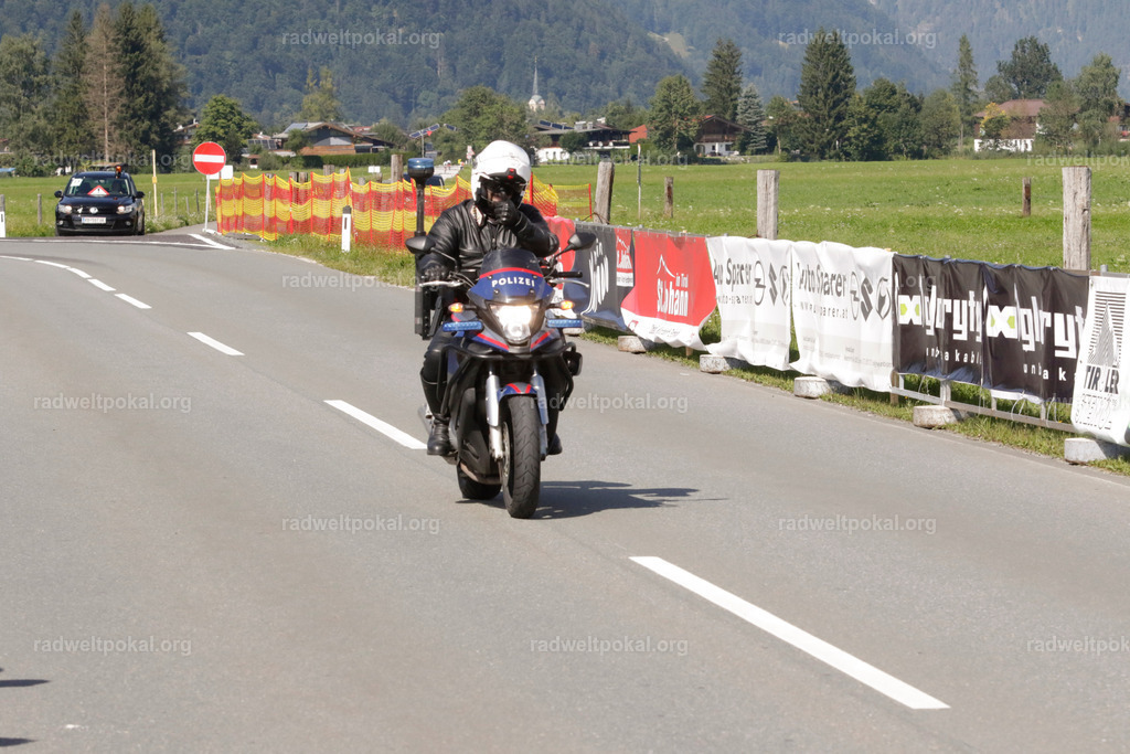 1182_20230817_Bewerb_Maenner_Muehlanger | AUT - OESTERREICH, 2023-08-16: SPORT RENNRAD-FAHREN - 55. INTERNATIONALER RADWELTPOKAL IN ST. JOHANN IN TIROL  - Vintage-Radrennen mit WM-Bronze-Medaillen-Siegerin Christina Schweinberger, den Teilnehmer und Alexander Baumann (vom Orginastions-Team) - TAG 2 BEWERB MAENNER IN SECHS GRUPPEN  ; Foto: Roland Muehlanger