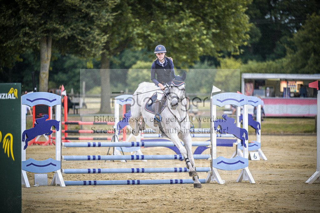 DOS_7833 | Entdecke hochwertige Reitturnierfotos von Foto Oger. Professionell, emotional und authentisch – jetzt Lieblingsmomente im Shop bestellen.Deutschlandweite Turnierfotografie. - Realisiert mit Pictrs.com