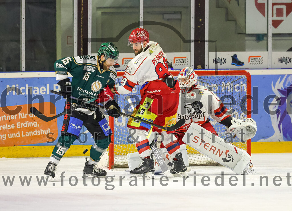 2026-02-20_097_TSV_Erding_gegen_Deggendorfer_SC | Erding, Deutschland, 20.02.2026:Eishockey, Oberliga Süd 2025 / 2026, 49. Spieltag, TSV Erding gegen Deggendorfer SC, Endergebnis: 4:1Elias Maier (Erding Gladiators, #15), Marcel Pfänder (Deggendorfer SC, #88), Torwart Timo Pielmeier (Deggendorfer SC, #51)Foto: Christian Riedel / fotografie-riedel.net