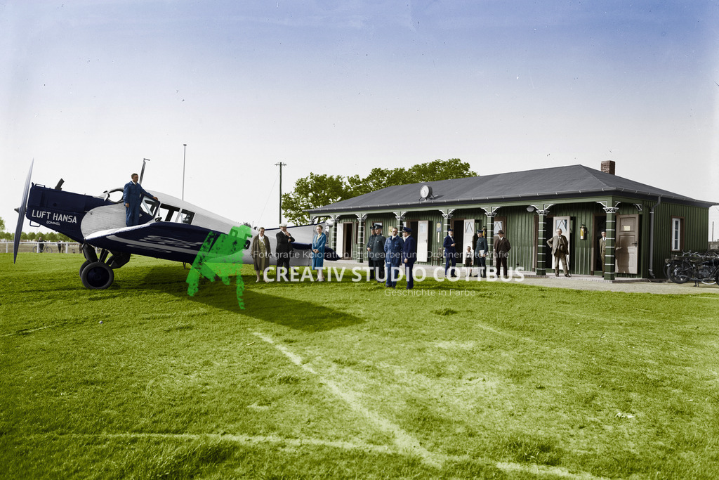 Ehemaliger Flugplatz Cottbus um 1940 | Cottbuser Ansichten im neuen Gewand. Alte Fotos von schwarz-weiß in Farbe. - Realisiert mit Pictrs.com