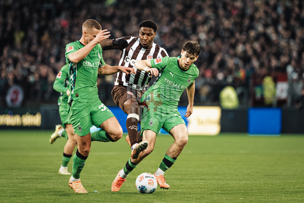 Fußball | Männer | Saison 2025/2026  | Fußball-Bundesliga | 09. Spieltag | FC St. Pauli vs. Borussia Mönchengladbach | 01.11.2025 | Oladapo Afolayan (#17, FC St. Pauli) sucht einen Weg durch die Abwehr, links Nico Elvedi (#30, Borussia Mönchengladbach), rechts Philipp Sander (#16, Borussia Mönchengladbach)