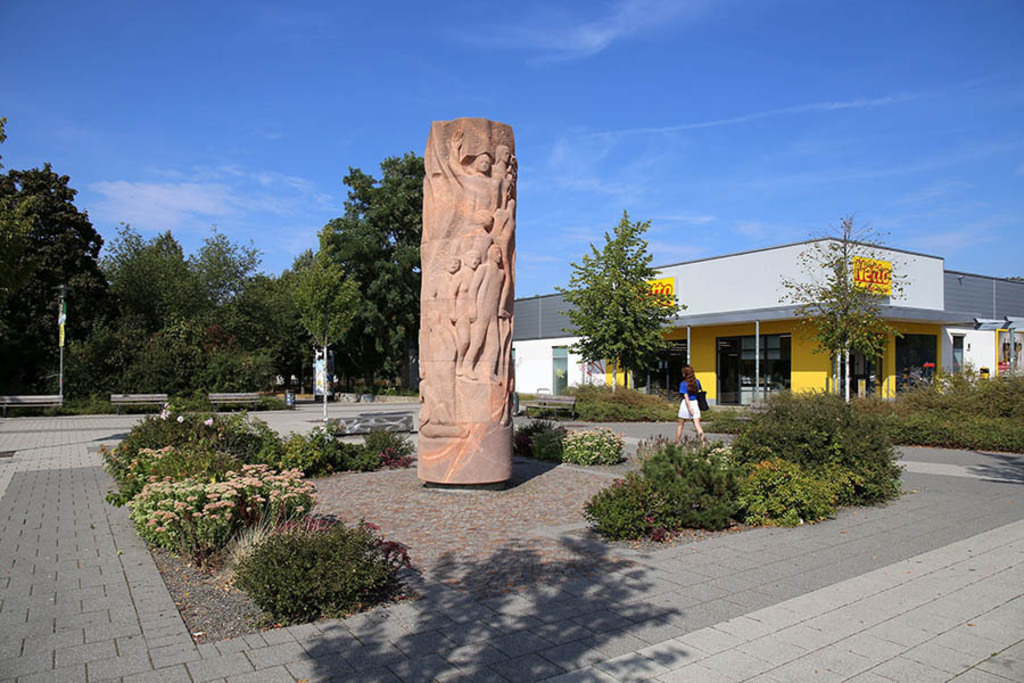 Grünau - Natursteinplastik: Turm der Jugend (1986) | Entdecke über 20 Kategorien Leipzig-Motive: Foto-Downloads, hochwertige Poster, Leinwand- & Fine-Art-Prints. Jetzt Lieblingsfoto im Bildlexikon Leipzig Shop bestellen!