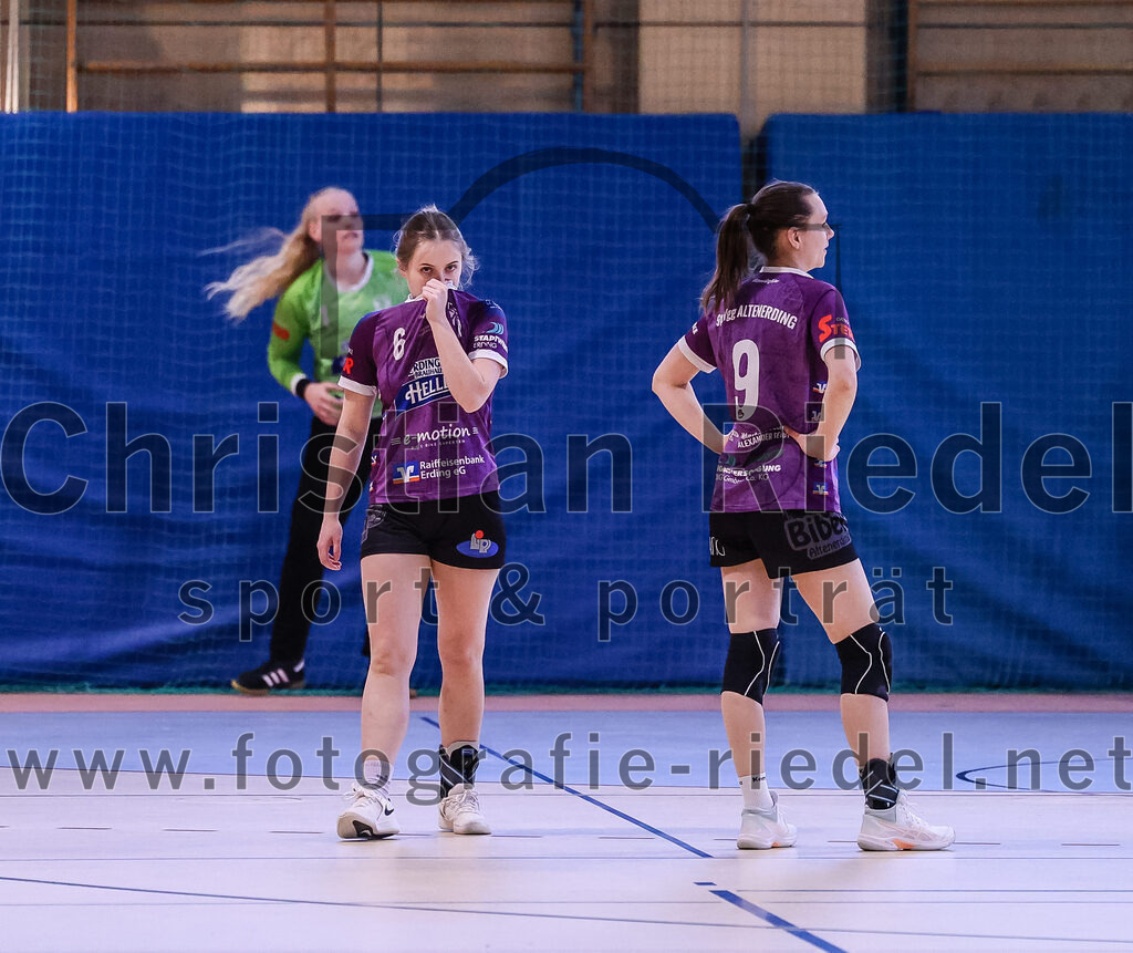 2025-02-22_020_SpVgg_Altenerding_gegen_TG_Landshut | Erding, Deutschland, 22.02.2025:Handball, Bezirksoberliga Frauen Altbayern 2024 / 2024, 15. Spieltag, SpVgg Altenerding gegen TG Landshut, Endergebnis: 25:22Marlene Mittermeier (SpVgg Altenerding, #6), Julia Kranich (SpVgg Altenerding, #9)Foto: Christian Riedel / fotografie-riedel.net
