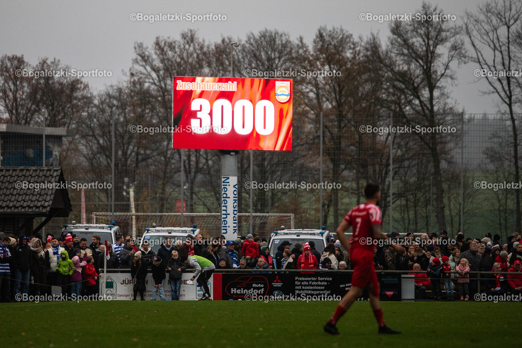 Fussball, Niederrheinpokal, SV Sonsbeck - MSV Duisburg, 16.11.2025, Willy-Lemkens-Sportpark | 16.11.2025, Fussball, Niederrheinpokal, SV Sonsbeck - MSV Duisburg: 3000 Zuschauer sorgen für ein Ausverkauftes Haus und eine Sonsbecker Rekordkulisse - Realisiert mit Pictrs.com