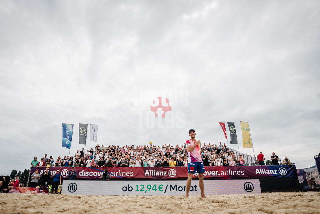 Beachvolleyball | Männer | Allianz German Beach Tour 2025 | Tourstop Bremen | 15.06.2025 | Bennet Poniewaz verabschiedet sich vom Publikum nach dem letzten Spiel seiner Karriere