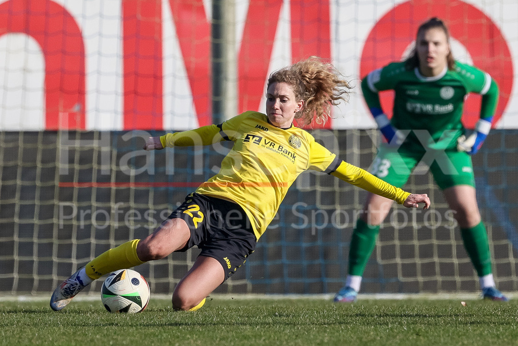 Fussball, 2. Frauen-Bundesliga, SV Meppen - SV 67 Weinberg | v.li.: Leonie Haberäcker (SV 67 Weinberg, 22) am Ball, Einzelbild, Ganzkörper, Aktion, Action, Spielszene, DIE DFB-RICHTLINIEN UNTERSAGEN JEGLICHE NUTZUNG VON FOTOS ALS SEQUENZBILDER UND/ODER VIDEOÄHNLICHE FOTOSTRECKEN. DFB REGULATIONS PROHIBIT ANY USE OF PHOTOGRAPHS AS IMAGE SEQUENCES AND/OR QUASI-VIDEO.