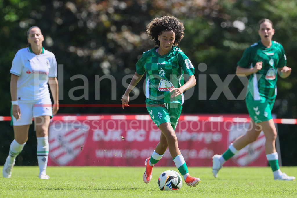 Fussball, Testspiel Frauen, Borussia Mönchengladbach - SV Werder Bremen | v.li.: Amira Arfaoui (SV Werder Bremen, 8) am Ball, Einzelbild, Ganzkörper, Aktion, Action, Spielszene