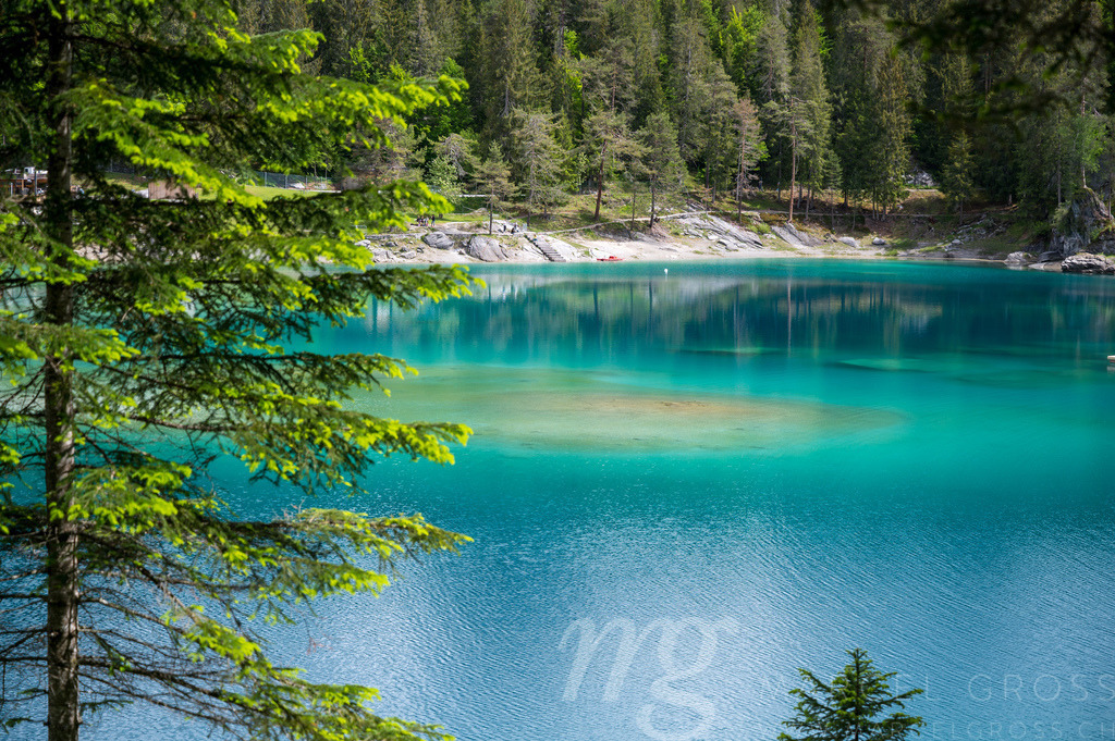 türkisfarbener Caumasee bei Flims | Die ideale Geschenkidee für Naturliebhaber. Naturbilder von Marcel Gross Photography für ihr Zuhause in den verschiedensten Formaten und Materialien. - Realisiert mit Pictrs.com
