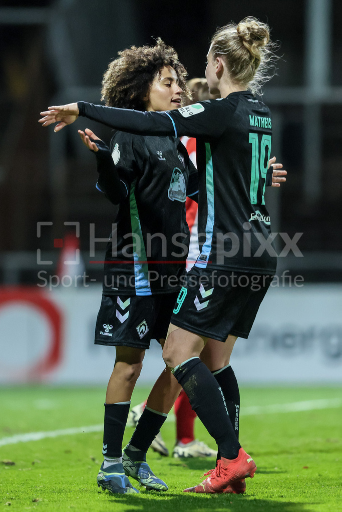 Fussball, DFB-Pokal Frauen, SC Fortuna Köln - SV Werder Bremen | v.li.: Torschützin Amira Arfaoui (SV Werder Bremen, 8) und Saskia Matheis (SV Werder Bremen, 19) mit Torjubel, Jubel, jubeln, jubelt, optimistisch, Spielszene, Highlight, Freude über das Tor zum 0:3, DIE DFB-RICHTLINIEN UNTERSAGEN JEGLICHE NUTZUNG VON FOTOS ALS SEQUENZBILDER UND/ODER VIDEOÄHNLICHE FOTOSTRECKEN. DFB REGULATIONS PROHIBIT ANY USE OF PHOTOGRAPHS AS IMAGE SEQUENCES AND/OR QUASI-VIDEO.