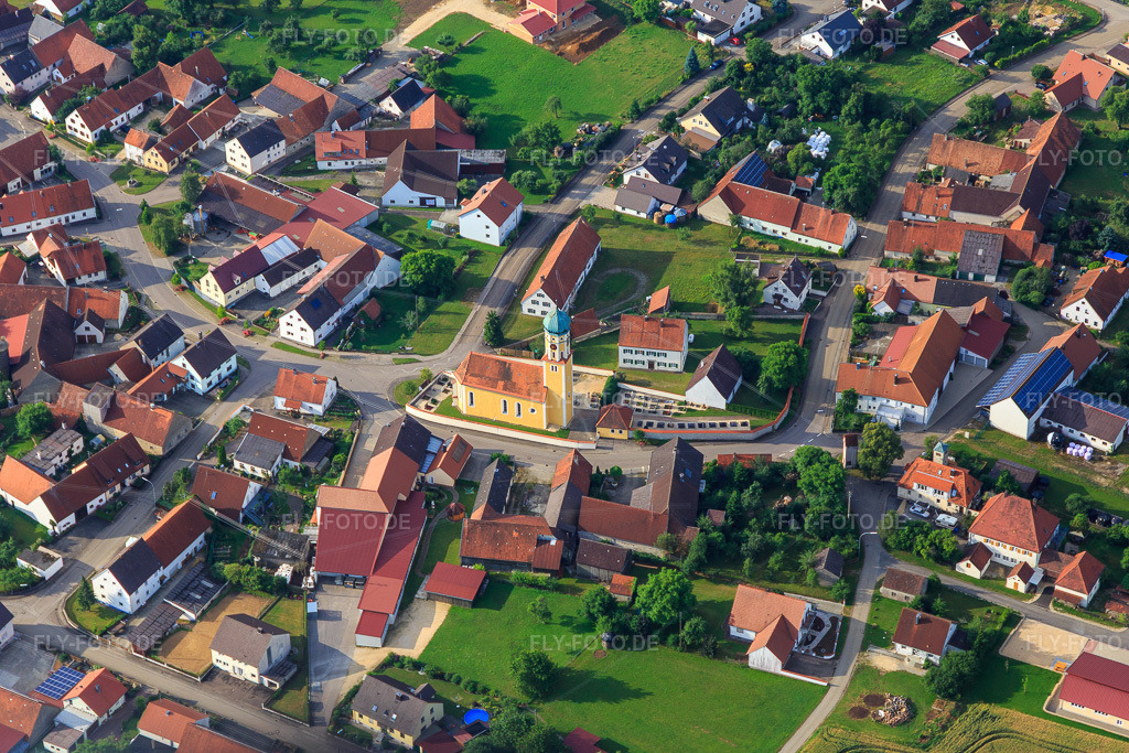 Luftbild: Kirche und Friedhof im Ortsteil Bollstadt in Amerdingen im Bundesland Bayern in Deutschland. Foto: IMG_101645.jpg vom 08.07.2017 durch Werner Riehm/FLY-FOTO.de
