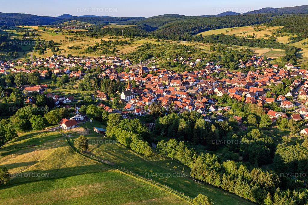 Aerial view: View of the town from the southwest in Lembach in the state Bas-Rhin, France. – Photo: IMG_080258.jpg taken on 06/05/2015 by Werner Riehm/FLY-FOTO.com – Resolution of the original: 5224 x 3482 px