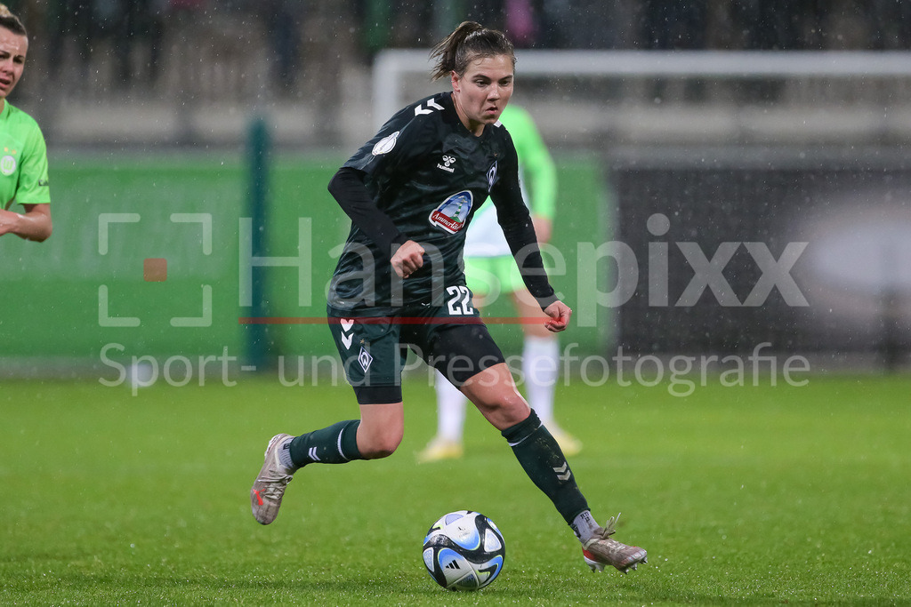 Fussball, DFB-Pokal Frauen, VfL Wolfsburg - SV Werder Bremen | v.li.: Rieke Dieckmann (SV Werder Bremen, 22) am Ball, Einzelbild, Ganzkörper, Aktion, Action, Spielszene, DIE DFB-RICHTLINIEN UNTERSAGEN JEGLICHE NUTZUNG VON FOTOS ALS SEQUENZBILDER UND/ODER VIDEOÄHNLICHE FOTOSTRECKEN. DFB REGULATIONS PROHIBIT ANY USE OF PHOTOGRAPHS AS IMAGE SEQUENCES AND/OR QUASI-VIDEO.