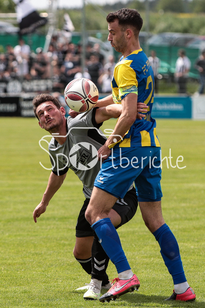 FC Pipinsried - SV Wacker Burghausen | Dennis SCHMUTZ (SVW #7) im Duell mit Marin PUDIC (FCP #24) / Zweikampf