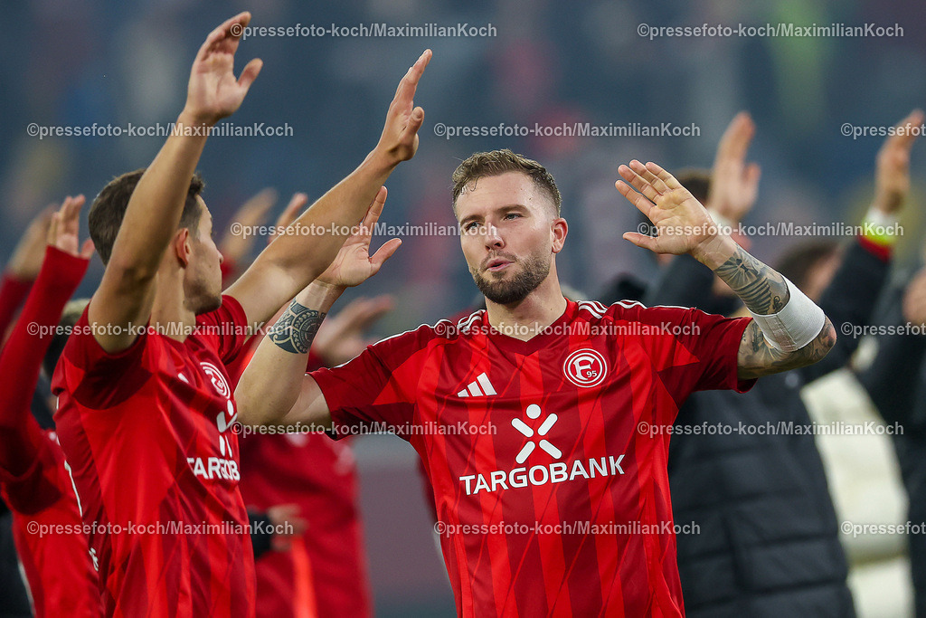 Due0911240109602189 | 09.11.2024, Fußball, Fortuna Düsseldorf - SC Paderborn 07, 2. Bundesliga, Merkur Spiel-Arena, Saison 2024 2025: Andre Hoffmann (Fortuna Düsseldorf #3) jubelnd gestikulierend DFB regulations prohibit any use of photographs as image sequences and or quasi-video.