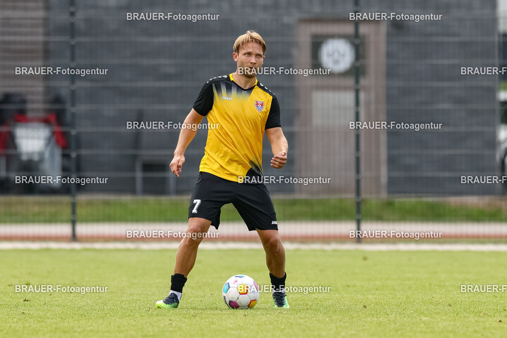 1_SVSKFC_20250726_0877.JPG -  - SV Schermbeck - KFC Uerdingen  - Testspiel | Schermbeck, Deutschland, 26.07.25: Alexander Lipinski (KFC Uerdingen) in Aktion, am Ball, Einzelaktion während des Testspiel Spiels zwischen SV Schermbeck - KFC Uerdingen  in der Volksbank Arena am 26. July 2025 in Schermbeck, Deutschland. (Foto von Stefan Brauer/Brauer-Fotoagentur)