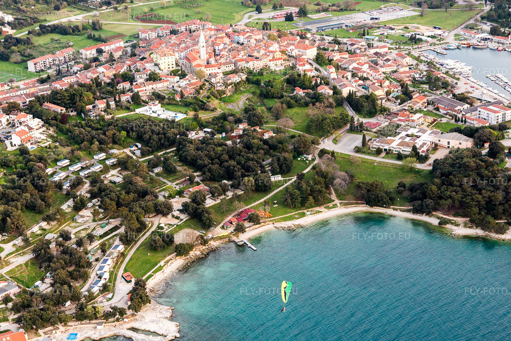 Vue aérienne: Vue de la ville à Stancija Valkanela dans le département Gespanschaft Istrien, Croatie. Photo: IMG_106444.jpg prise le 14/04/2018 par Werner Riehm/FLY-FOTO.eu – Résolution de l'original: 5472 x 3648 px