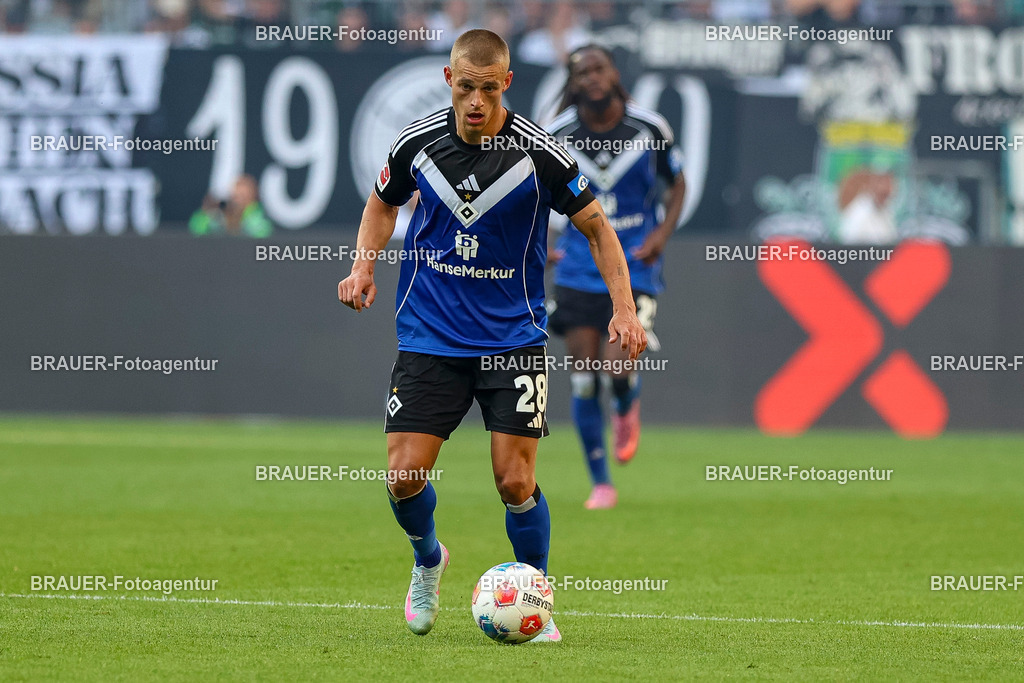 Borussia Mönchengladbach vs Hamburger SV - Bundesliga  | Mönchengladbach, Deutschland, 24.08.25:   Miro Muheim (Hamburger SV) in Aktion am Ball, Einzelaktion waehrend des Spiels der Bundesliga zwischen Borussia Mönchengladbach vs Hamburger SV im Stadion im Borussia Park(Foto von Brauer-Fotoagentur / Adrian Schlueter)