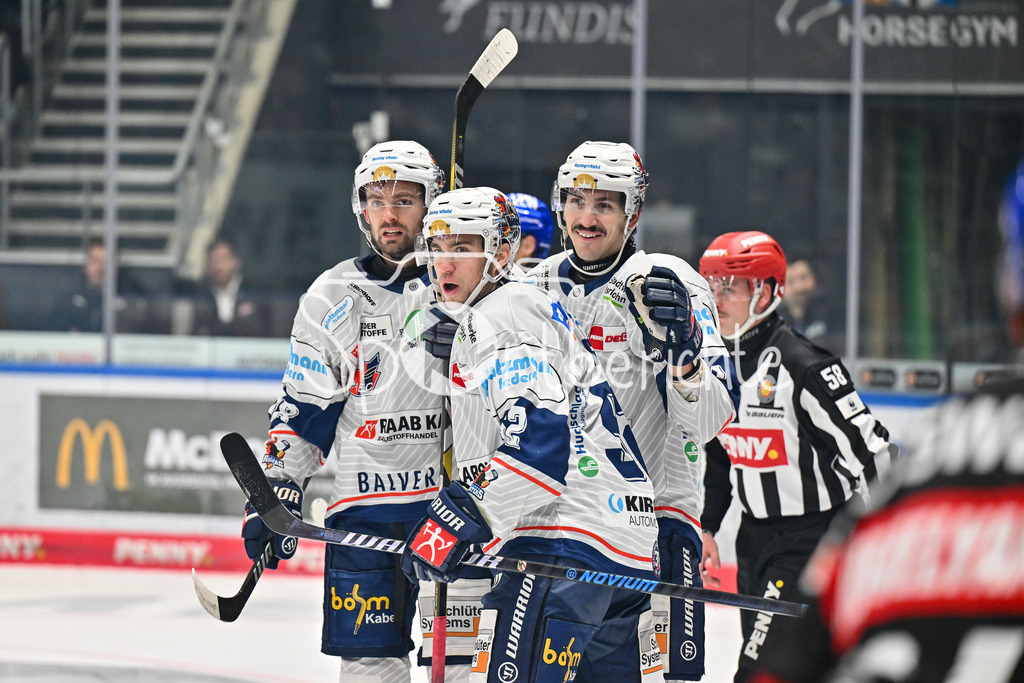 Augsburger Panther - Iserlohn Roosters | Jubel nach dem Treffer zum 0-2 durch Sven ZIEGLER (Iserlohn Roosters 52)  / FReude / Happy / Tor / Torschuezte / DEL: Augsburger Panther - Iserlohn Roosters, Curt Frenzel Stadion am 17.11.2024