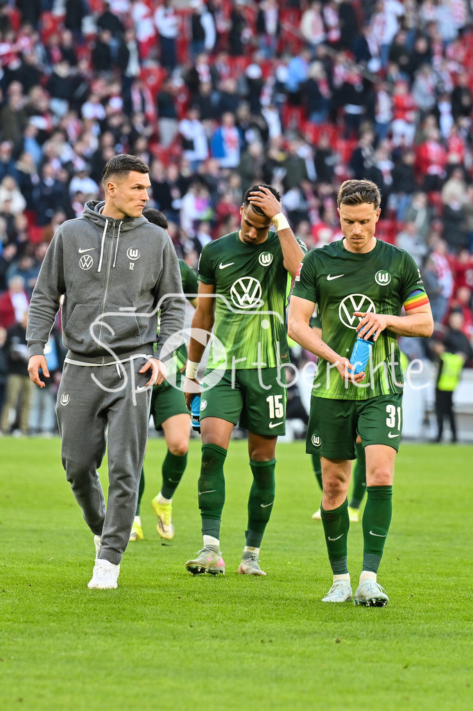 VfB Stuttgart - VfL Wolfsburg | STUTTGART, DEUTSCHLAND - 01. MÄRZ: hängende Köpfe und enttäuschte Gesichter bei den Wolfsburgern nach dem Bundesligamatch zwischen dem VfB Stuttgart und dem VfL Wolfsburg am 24. Spieltag in der MHP-Arena / DFL REGULATIONS PROHIBIT ANY USE OF PHOTOGRAPHS AS IMAGE SEQUENCES AND/OR QUASI-VIDEO / Niederlage / Moritz JENZ (VfL Wolfsburg 15), Yannick GERHARDT (VfL Wolfsburg 31)