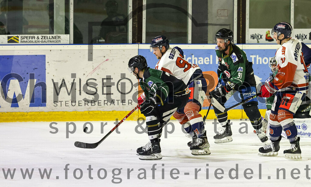 2023-03-03_142_TSV_Erding_gegen_ESC_Kempten | Erding, Deutschland, 03.03.2023:
Eishockey, Bayernliga Playoffs 2022 / 2023, Viertelfinale, TSV Erding gegen ESC Kempten, Endergebnis: 9:3

Philipp Michl (Erding Gladiators, #77), Mauro Seider (ESC Kempten, #91), Rudolf Lorenz (Erding Gladiators, #91)

Foto: Christian Riedel / fotografie-riedel.net