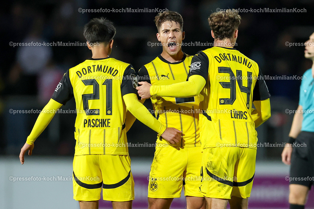BVB3Liga04102401053 | 04.10.2024, Essen, Fußball,  Borussia Dortmund II (U23) - Dynamo Dresden, bwin 3. Liga Herren, Stadion Rote Erde, 9. Spieltag Saison 2024 2025: Abschlussjubel nach dem 2:1 Sieg. Die Mannschaft vom BVB II liegt sich jubelnd in den Armen und feiert den Erfolg  gegen Dresden. Felix Paschke (BVBII #21)  Franz Roggow (BVBII #8)  Yannik Lührs (BVBII #34) DFB regulations prohibit any use of photographs as image sequences and or quasi-video.