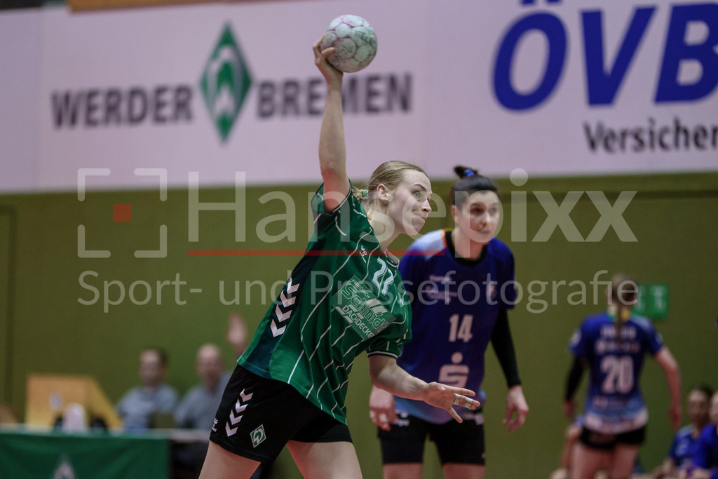 Handball, 2. Bundesliga Frauen, SV Werder Bremen - Bergischer HC | Emma Ruwe (SV Werder Bremen, 27) beim Siebenmeter, 7m, Spielszene, Aktion, Action, Portrait, Nahaufnahme, Einzelfoto, Einzelbild