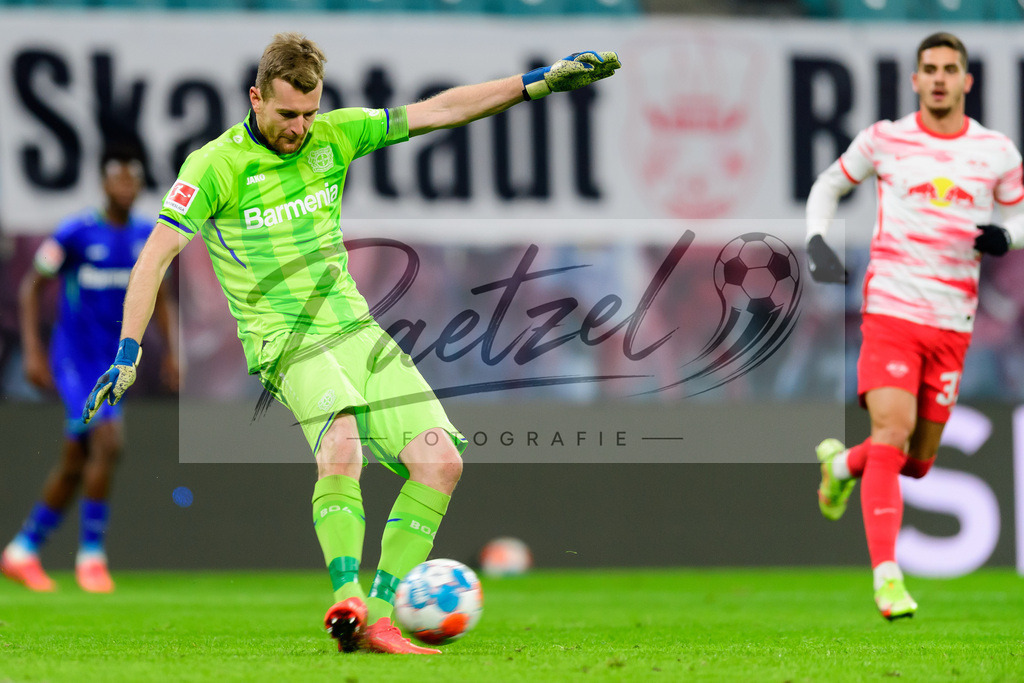 RBLLEV20211128_163 | Fussball, Herren: Torwart Lukas Hradecky (Bayer 04 Leverkusen) in Aktion, am Ball, Einzelaktion bei dem Spiel der 1. Bundesliga zwischen RB Leipzig und Bayer 04 Leverkusen in der Red Bull Arena am 28.11.2021 in Leipzig, Deutschland.DFB / DFL REGULATIONS PROHIBIT ANY USE OF PHOTOGRAPHS AS IMAGE SEQUENCES AND/OR QUASI-VIDEO. - Realisiert mit Pictrs.com