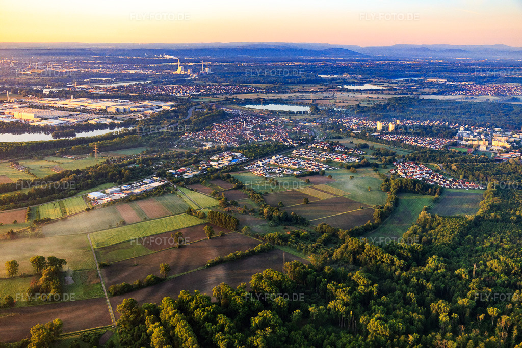 Luftbild: Stadtübersicht von Norden in Wörth am Rhein im Bundesland Rheinland-Pfalz in Deutschland. Foto: IMG_114308.jpg vom 30.05.2019 durch Werner Riehm/FLY-FOTO.de