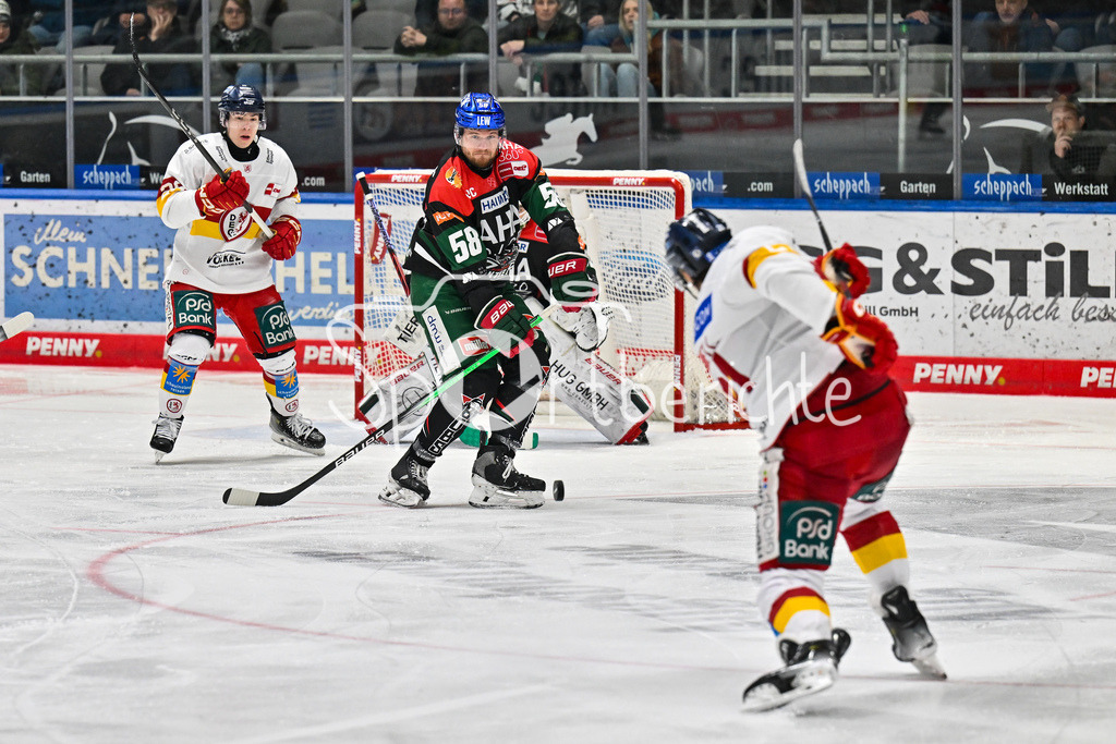 Augsburger Panther - Düsseldorfer EG | Die Augsburger Panther in Person von Maximilian RENNER (Augsburger Panther #58) blocken einen Schuss / DEL: Augsburger Panther - Duesseldorfer EG, Curt Frenzel Stadion am 04.03.2025