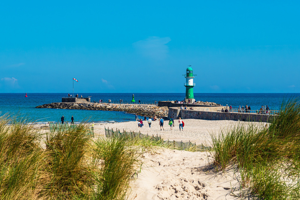 Blick auf die Mole und Düne in Warnemünde | Blick auf die Mole und Düne in Warnemünde.
