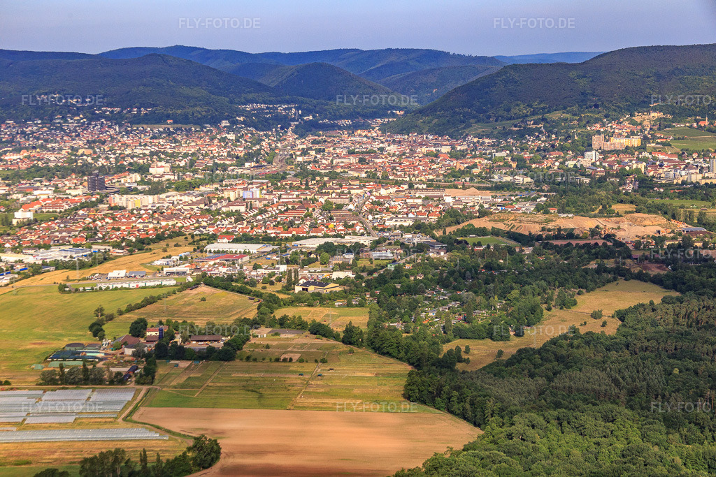 Luftbild: Speyerbach von Osten in Neustadt an der Weinstraße im Bundesland Rheinland-Pfalz in Deutschland. Foto: IMG_080947.jpg vom 14.06.2015 durch Werner Riehm/FLY-FOTO.de