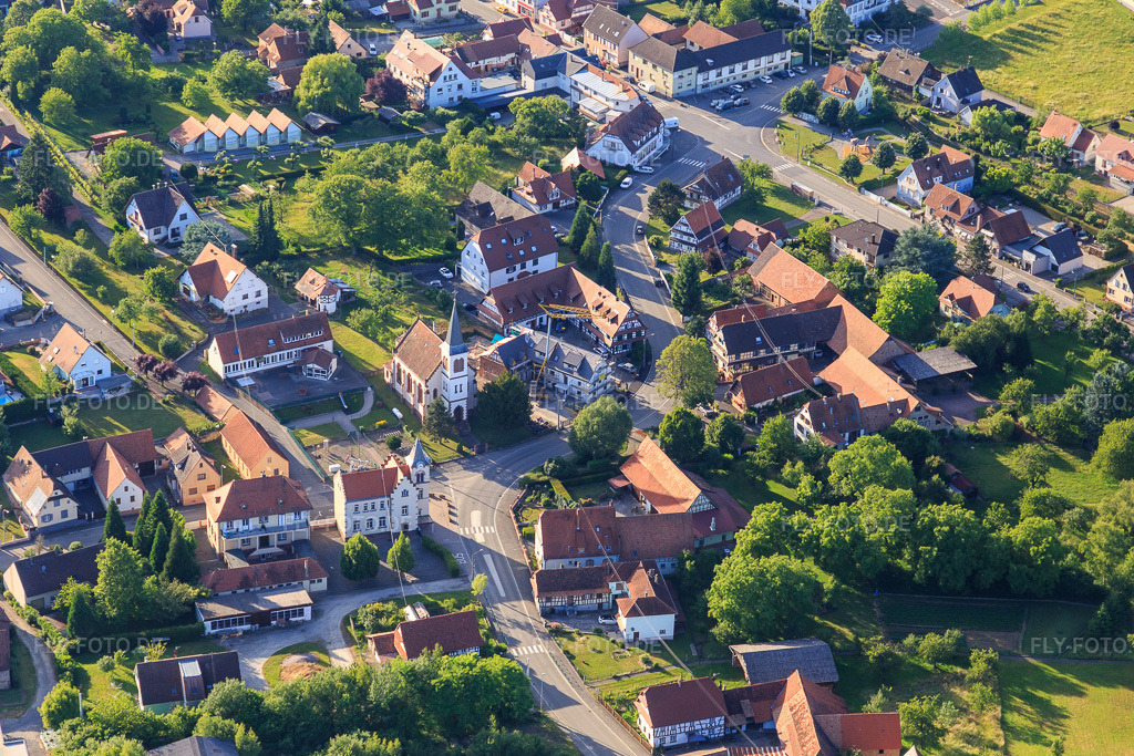 Luftbild: Eglise protestante und Ecole Primaire de Merkwiller-Pechelbronn in Merkwiller-Pechelbronn im Bundesland Bas-Rhin in Frankreich.Foto: IMG_100788.jpg vom 08.06.2017 durch Werner Riehm/FLY-FOTO.deAuflösung des Originals: 5472 x 3648 px