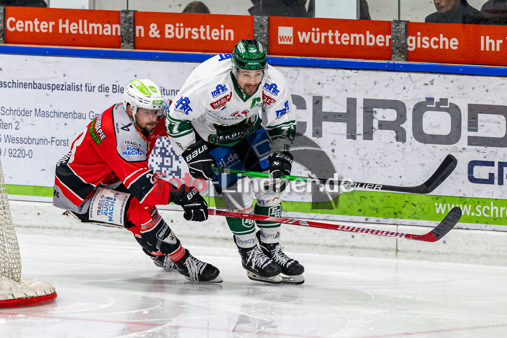TSV Peißenberg Miners vs TSV Erding Gladiators | Eishockey Bayernliga 2023/2024, TSV Peißenberg Miners vs TSV Erding Gladiators, 20240107,
Duell zwischen Philipp MICHL (Gladiators 77) und Dejan VOGL (Miners 23),
2024-01-07 in Peißenberg (Eisstadion)
77 Philipp MICHL (Gladiators 77), 23 Dejan VOGL (Miners 23)
Copyright: WolfgangxLindner foto-lindner.de