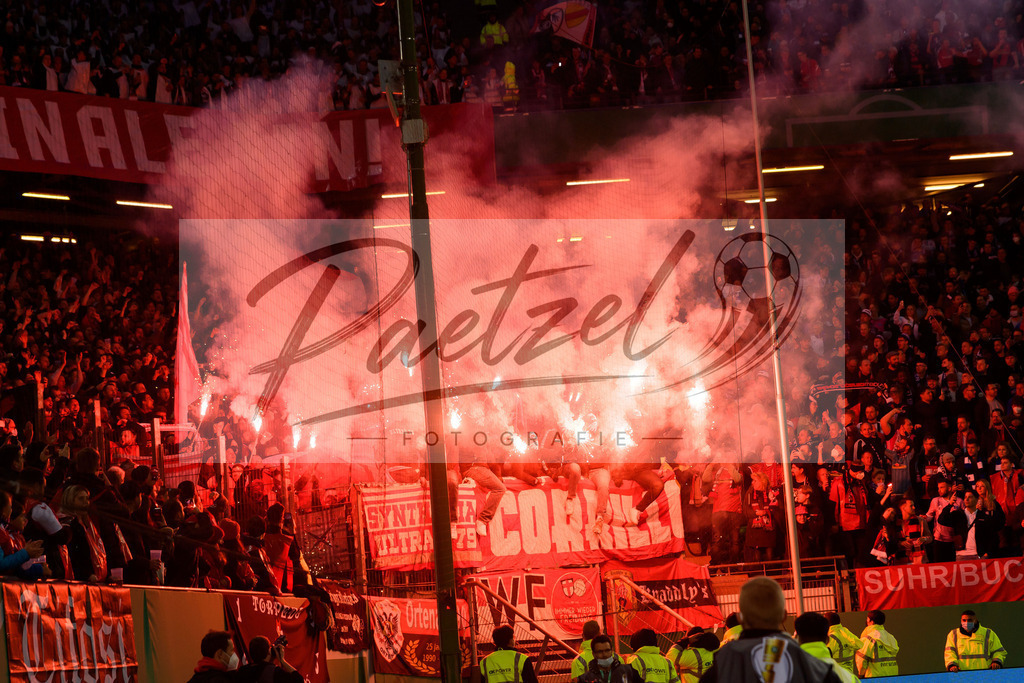 HSVSCF20220419_062 | Fussball, Herren: . Fans von SC Freiburg beim DFB-Pokal-Halbfinalspiel zwischen Hamburger SV und SC Freiburg im Volksparkstadion am 19.04.2022 in Hamburg, Deutschland.DFB / DFL REGULATIONS PROHIBIT ANY USE OF PHOTOGRAPHS AS IMAGE SEQUENCES AND/OR QUASI-VIDEO. - Realisiert mit Pictrs.com