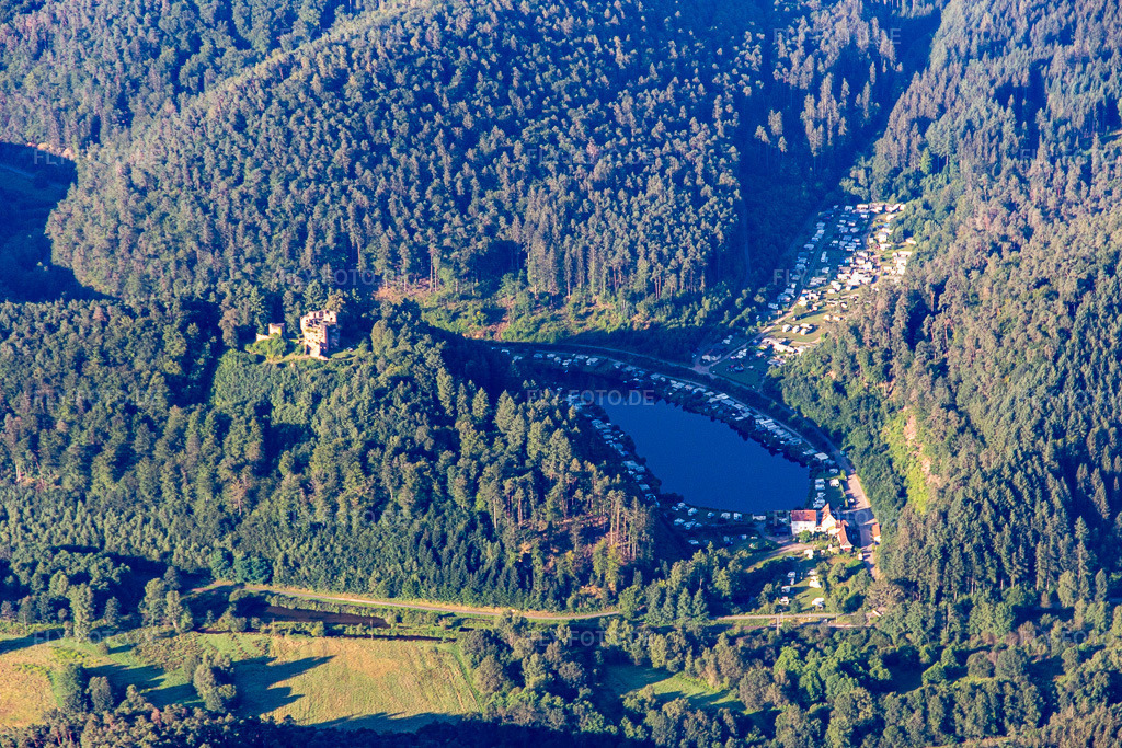 Luftbild: Campingplatz Neudahner Weiher von Norden in Dahn im Bundesland Rheinland-Pfalz in Deutschland. Foto: IMG_143165.jpg vom 06.08.2024 durch Werner Riehm/FLY-FOTO.de
