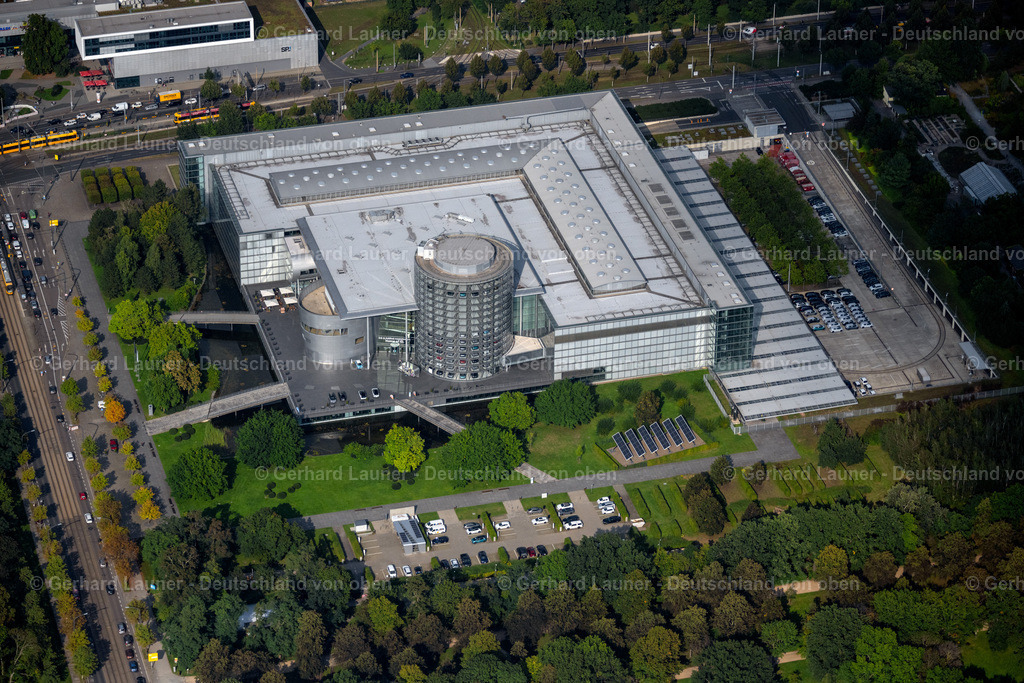 4060905 | DRESDEN 07.09.2021 Gläserne VW Manufaktur in Dresden im Bundesland Sachsen. Die Gläserne Manufaktur ist eine Dresdner Automobilmanufaktur der Volkswagen AG, die von der „Volkswagen Sachsen GmbH“ betrieben wird. // VW transparent factory in Dresden in Saxony. The transparent factory is a Dresden automobile factory of Volkswagen AG, which is operated by the "Volkswagen Sachsen GmbH". Foto: Gerhard Launer