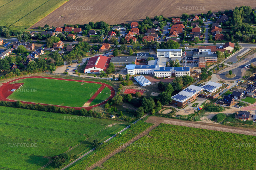 Luftbild: Sportplatz, Sporthalle der IGS Embsen in Embsen im Bundesland Niedersachsen in Deutschland. Foto: IMG_110050.jpg vom 16.08.2018 durch Werner Riehm/FLY-FOTO.deIGS Embsen