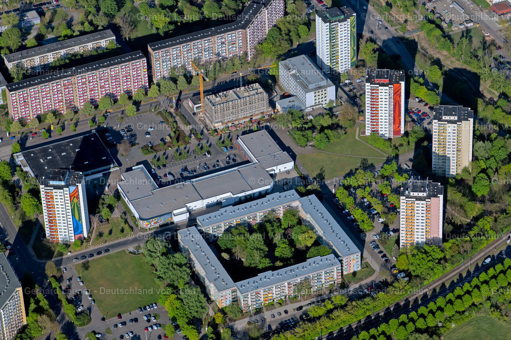 4026055 | ERFURT 06.05.2020 Wohngebiet der Mehrfamilienhaussiedlung an der Budapester Straße im Ortsteil Moskauer Platz in Erfurt im Bundesland Thüringen, Deutschland. // Residential area of the multi-family house settlement on Budapester Strasse in the district Moskauer Platz in Erfurt in the state Thuringia, Germany. Foto: Gerhard Launer