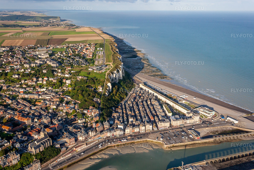 Vue aérienne: Casino JOA à le quartier Basse Ville in Le Tréport dans le département Seine-Maritime, France. Photo: IMG_70789.jpg prise le 24/08/2014 par Werner Riehm/FLY-FOTO.eu – Résolution de l'original: 4544 x 3029 px