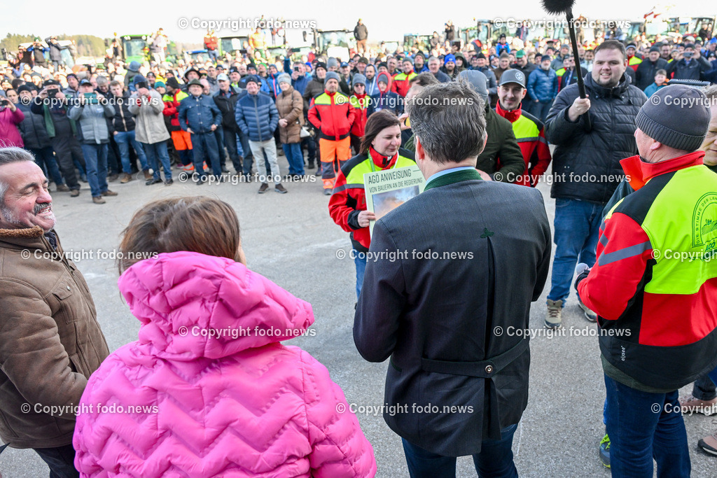 Bauernprotest_ Poendorf_ Lasco_ 08.03.2024-54 | 08.03.2024, Poendorf, AUT, Bauernprotest, im Bild Bauernprotest, Bauern, Landwirte, Traktoren, Fa. Lasco, Demo, Kundgebung

BM Norbert Totschnig(VP, Land- und Forstwirtschaft, Regionen und Wasserwirtschaft)