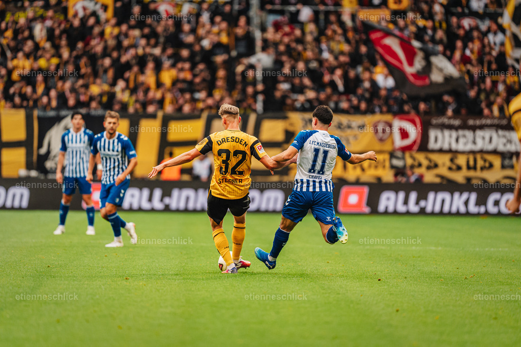 Dresdner SC - Allianz MTV Stuttgart, DEKRA 1. Bundesliga Frauen, Volleyball | Im Bild: Zweikampf Jonas Sterner (32, SG Dynamo Dresden) und Felipe Chavez (11, 1. FC Magdeburg)18.10.2026, SG Dynamo Dresden - 1. FC Magdeburg, 2. BUNDESLIGA - 8. SPIELTAG, Fußball, Deutschland, Dresden, Rudolf-Harbig-Stadion