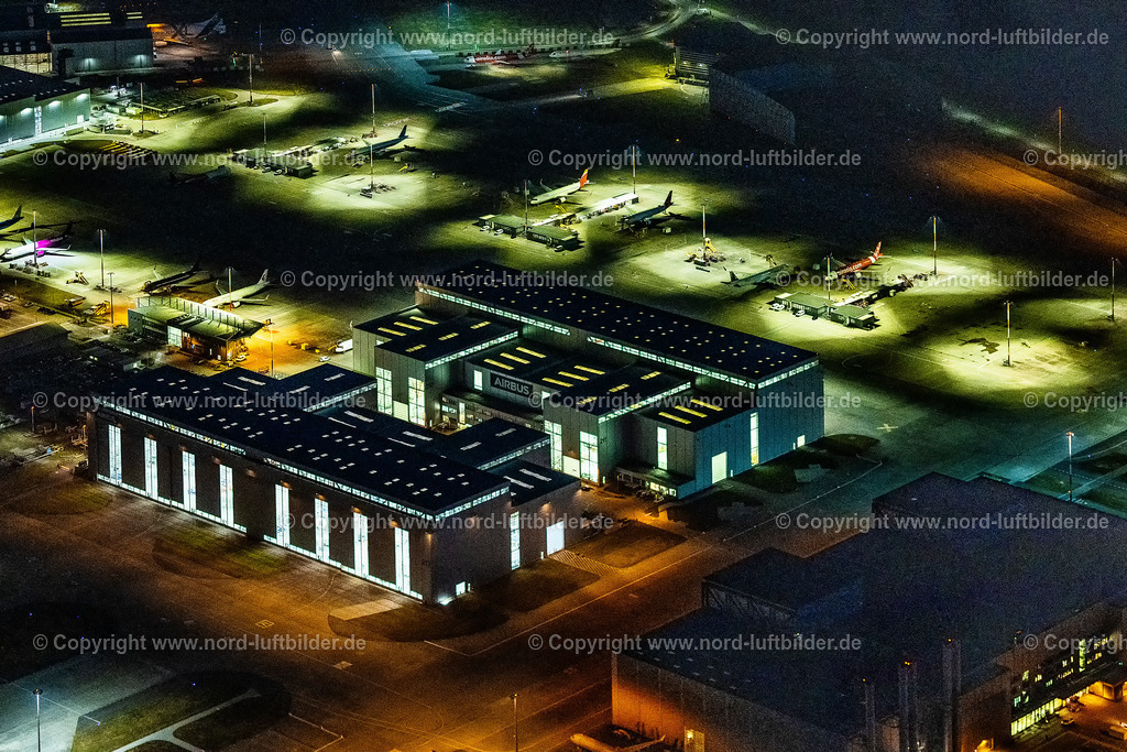 Hamburg_Finkenwerder_Airbus_Nachtaufnahme_ELS_5648060325 | HAMBURG 06.03.2025 Nacht- Lichter und Beleuchtung Airbus Produktionsgelände und Werksflughafen Finkenwerder in Hamburg. Auf dem ehemaligen Gelände der Hamburger Flugzeugbau - am Elbeufer auf der Halbinsel Finkenwerder -  befindet sich ein Airbus-Werk mit eigenem Werksflughafen. Weiterführende Informationen bei: Airbus SE. // Night lighting airbus works and airport of Finkenwerder in Hamburg in Germany. The former Hamburger Flugzeugbau works  - on the Finkenwerder Peninsula on the riverbank of the Elbe - include an Airbus production site with an airplane. Several Airbus planes and models are being constructed here. Further information at: Airbus SE. Foto: Martin Elsen