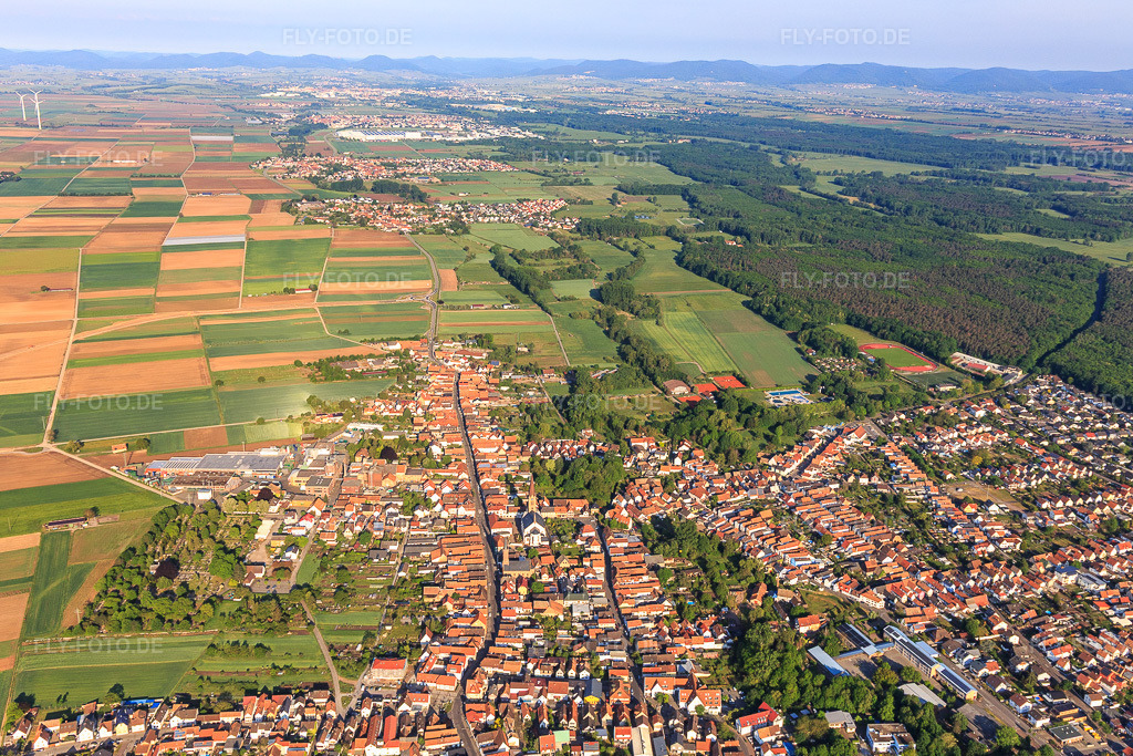 Luftbild: Ortsansicht von Osten in Bellheim im Bundesland Rheinland-Pfalz in Deutschland. Foto: IMG_120690.jpg vom 03.05.2020 durch Werner Riehm/FLY-FOTO.de