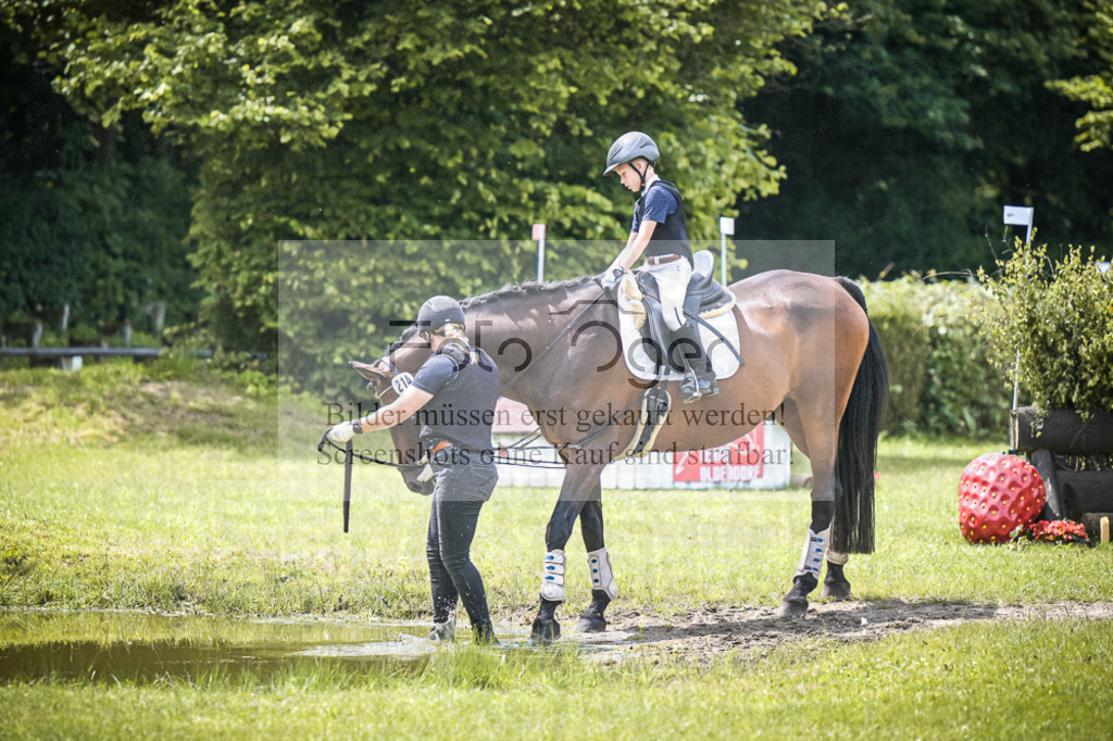 DOS_5586 | Entdecke hochwertige Reitturnierfotos von Foto Oger. Professionell, emotional und authentisch – jetzt Lieblingsmomente im Shop bestellen.Deutschlandweite Turnierfotografie. - Realisiert mit Pictrs.com
