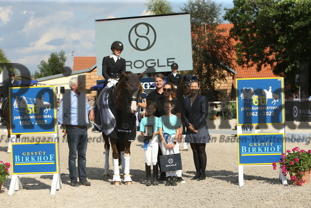 Birkhof_2022_GrandPrixSpecial_Siegerehrung_GrandPrixSpecial (10) | Alle Fotos der Reiterjournal Fotografin Doris Matthaes im Reiterjournal Online-Fotoshop. - Realisiert mit Pictrs.com