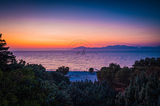 Sonnenuntergang am Mittelmeer | Professionelle Natur- & Landschaftsfotos als Poster, auf Leinwand & viele mehr. Wähle aus einer Vielzahl an Formaten & Materialien Dein perfektes Bild. - Realisiert mit Pictrs.com