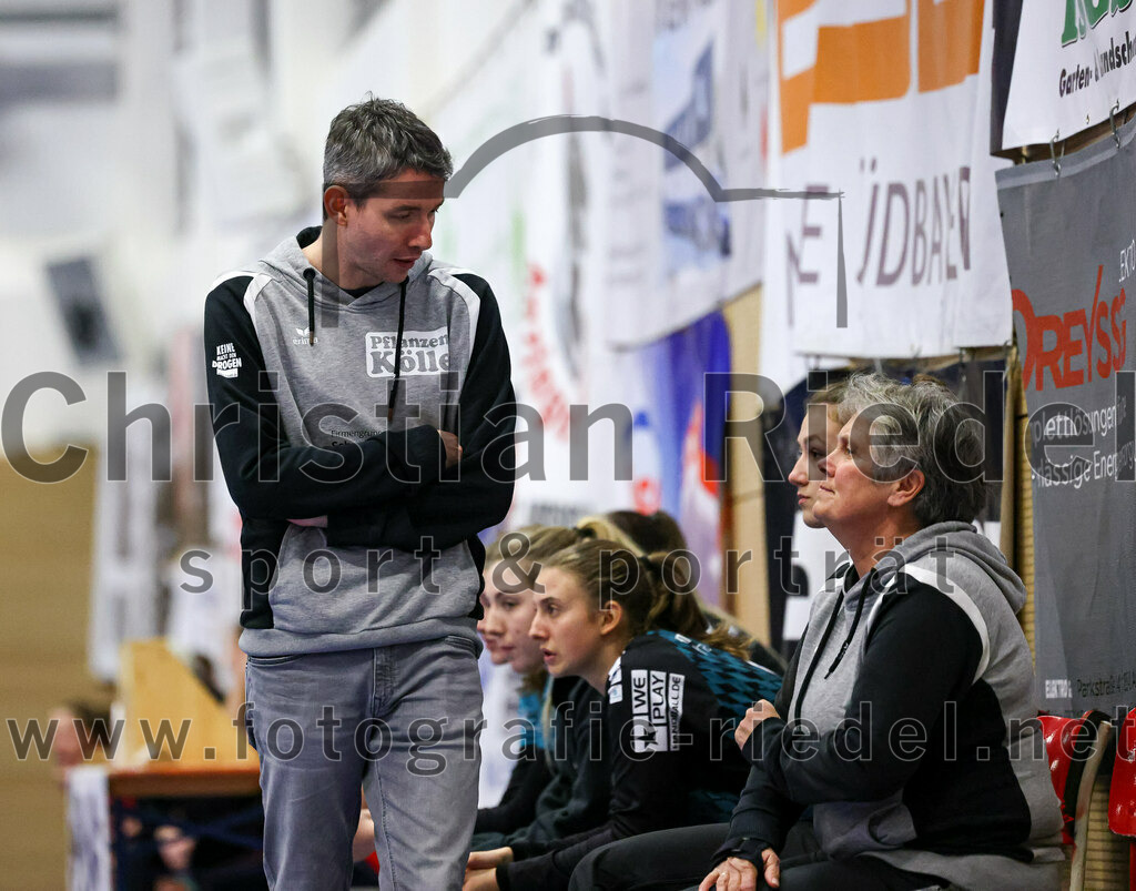 2022-11-27_069_SV_Anzing_gegen_HT_Muenchen_II | Anzing, Deutschland, 27.11.2022:
Handball, Bezirksliga 2022 / 2023, 7. Spieltag, SV Anzing gegen HT München II, Endergebnis: 28:32

Trainer Andreas Drechsel (HT München)

Foto: Christian Riedel / fotografie-riedel.net