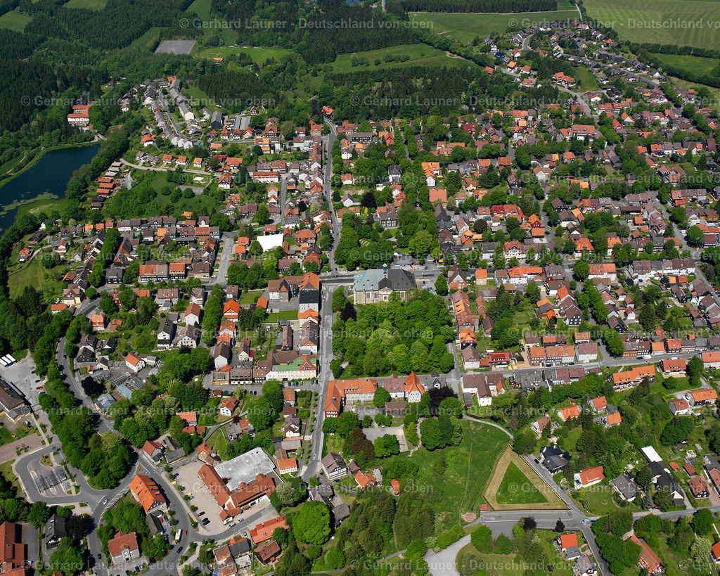 2638536 | CLAUSTHAL-ZELLERFELD 09.06.2006 Ortsansicht der Straßen und Häuser der Wohngebiete in Clausthal-Zellerfeld im Bundesland Niedersachsen, Deutschland // Town View of the streets and houses of the residential areas in Clausthal-Zellerfeld in the state Lower Saxony, Germany Foto: Gerhard Launer